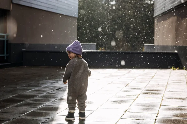 Dítě Kráčející Pod Deštěm Jarní Den — Stock fotografie