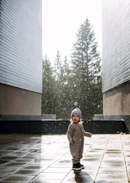 Dítě Stojící Pod Deštěm Jarní Den — Stock fotografie