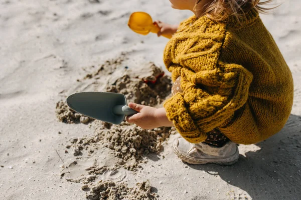 Dziecko Bawiące Się Piaskiem Przy Użyciu Łopaty Plaży Zbliżenie — Zdjęcie stockowe