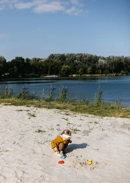 Little Girl Playing Sand Sand Molds Shovel Beach Lake — Stock Photo, Image