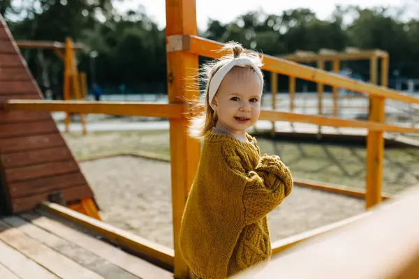 Menina Feliz Livre Playground Dia Ensolarado Primavera Vestindo Uma Mostarda — Fotografia de Stock