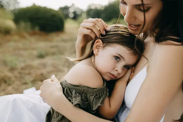 Potret Tenang Seorang Ibu Sedang Memeluk Putrinya Yang Sedih Menghibur — Stok Foto