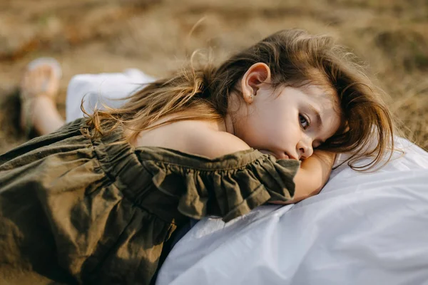 สาวน อยเศร นอนบนแม ของเธอ รอบนอก ใกล — ภาพถ่ายสต็อก