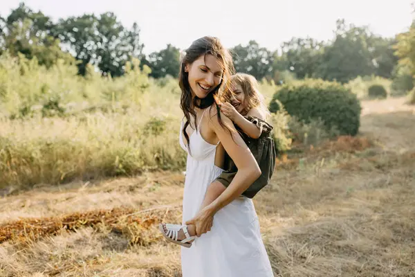 Ibu Bermain Dengan Putrinya Luar Rumah Taman Pada Hari Musim — Stok Foto
