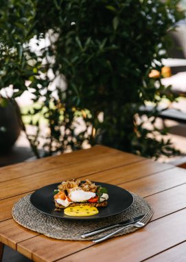 Sebzeli haşlanmış yumurta, ahşap masa, terasta açık hava..