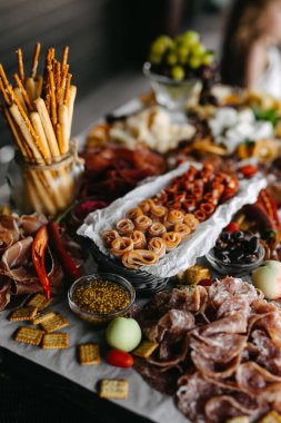 Gurme şarküteri kurulu bir sürü et, peynir ve eşlikçilerle dolu..