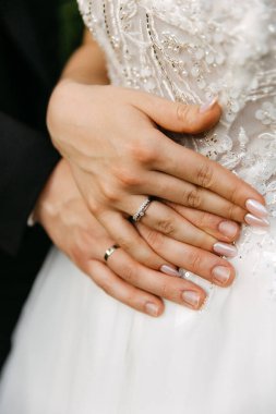 Alyanslı bir çiftin ellerinin yakın çekimi..