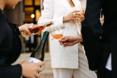 Evdeki yemek masasında çeşitli kanepeler..