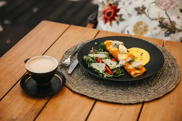 Omelette Cheese Salad Plate Cup Coffee — Stock Photo, Image