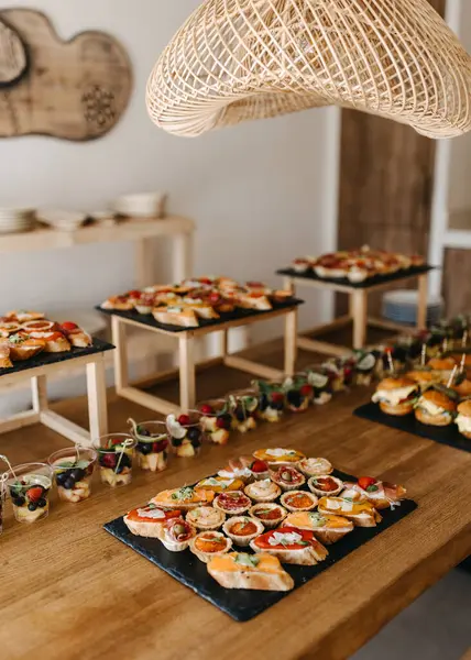 คานาเป หลากหลายบนโต ะอาหารท — ภาพถ่ายสต็อก