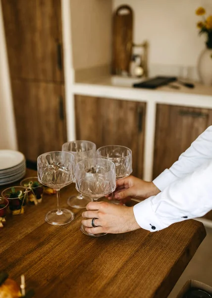 Άτομο Που Βάζει Ποτήρια Κρασιού Ξύλινο Τραπέζι — Φωτογραφία Αρχείου