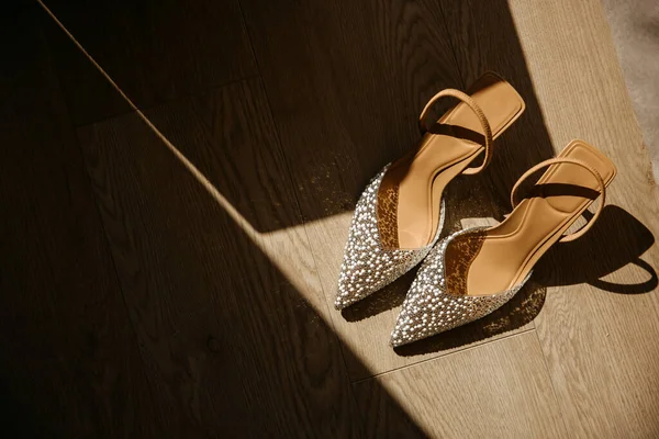 Sapatos Espumantes Chão Madeira Brilhando Luz Sol — Fotografia de Stock