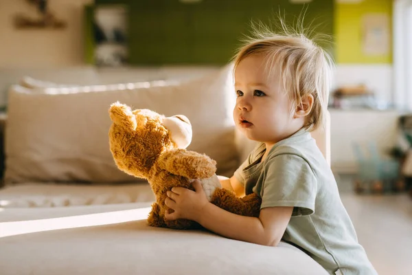 Criança Com Cabelo Loiro Segurando Ursinho Pelúcia — Fotografia de Stock