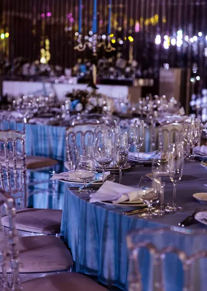 Ein Elegant Gedeckter Hochzeitstisch Blautönen Mit Tellern Gläsern Und Textilen — Stockfoto
