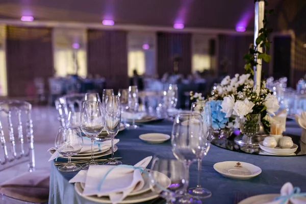Uma Elegante Mesa Recepção Casamento Tons Azuis Com Pratos Óculos — Fotografia de Stock