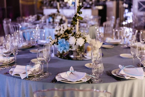 Uma Elegante Mesa Recepção Casamento Tons Azuis Com Pratos Óculos — Fotografia de Stock