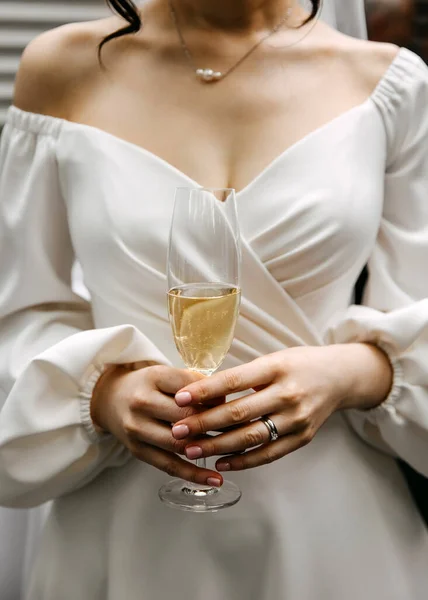 าสาวในช ขาวนอกไหล หราถ อขล ยแชมเปญสวมแหวนเพชร — ภาพถ่ายสต็อก