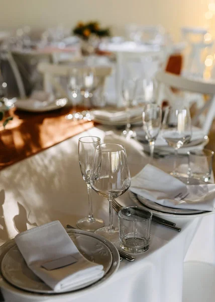 Tavolo Ricevimento Nozze Elegantemente Apparecchiato Con Piatti Bicchieri Tovaglioli — Foto Stock