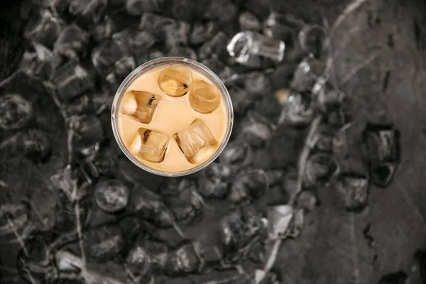 Uma Vista Cima Para Baixo Latte Gelado Copo Uma Superfície — Fotografia de Stock