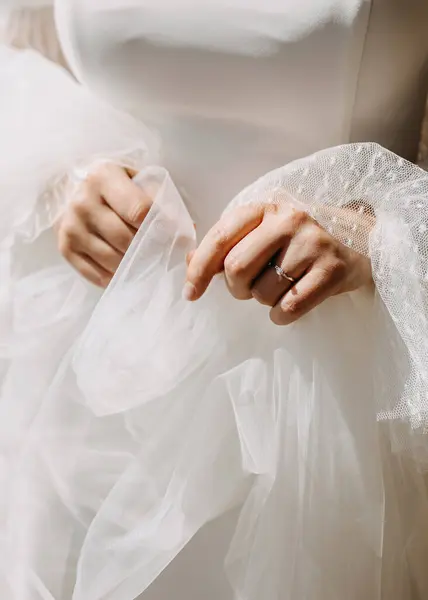 าสาวถ าคล มหน แหวนหม นเพชร ในแสงแดด ใกล — ภาพถ่ายสต็อก