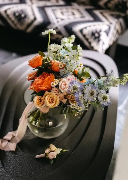 Bridal Bouquet Glass Vase Table Ribbon Window — Stock Photo, Image