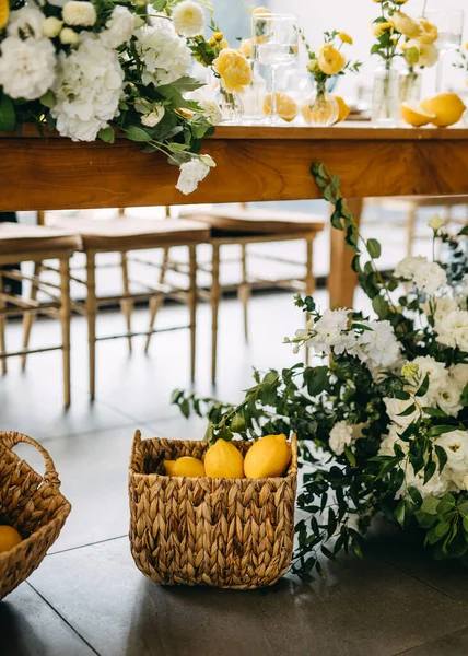 Elegância Rústica Com Limões Uma Cesta Flores Brancas Flor — Fotografia de Stock