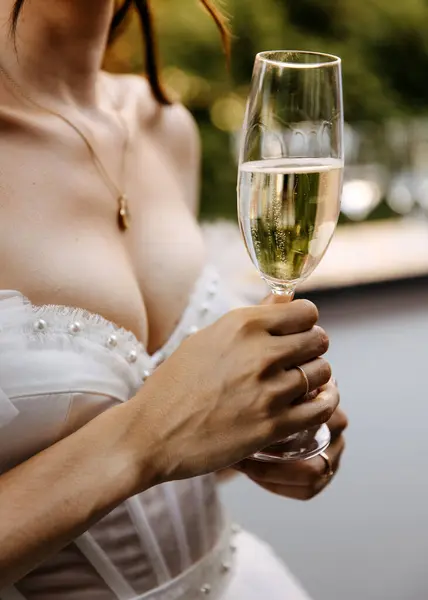 Крупный План Невесты Держащей Бокал Шампанского Летний День — стоковое фото
