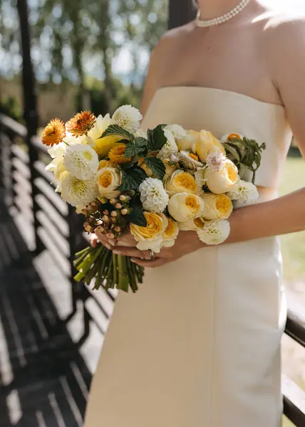 Closeup Bride Vibrant Yellow White Bouquet — Stock Photo, Image