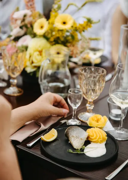 Elegant Dining Fish Plate Lemon Mashed Potato Black Plate Yellow — Stock Photo, Image