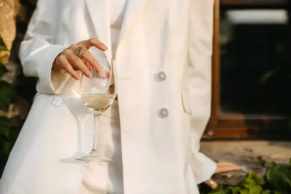 Femme Élégamment Habillée Tenant Verre Vin Blanc Lumière Soleil Coulant — Photo