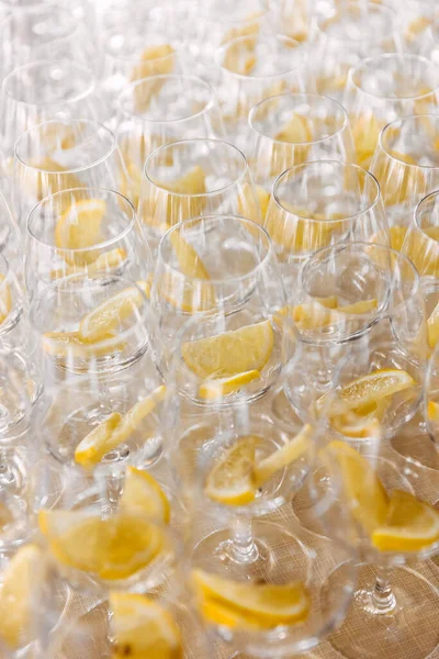 レモンスライス付きの多くの空のメガネ ロイヤリティフリーのストック写真