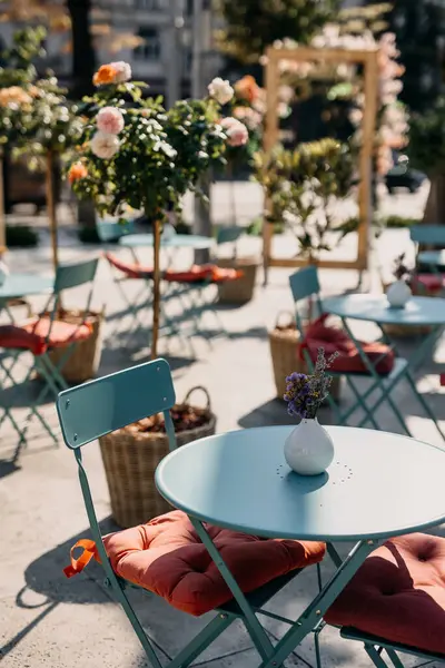 Outdoor Cafe Met Metalen Tafels Stoelen Omgeven Door Potplanten Stockafbeelding