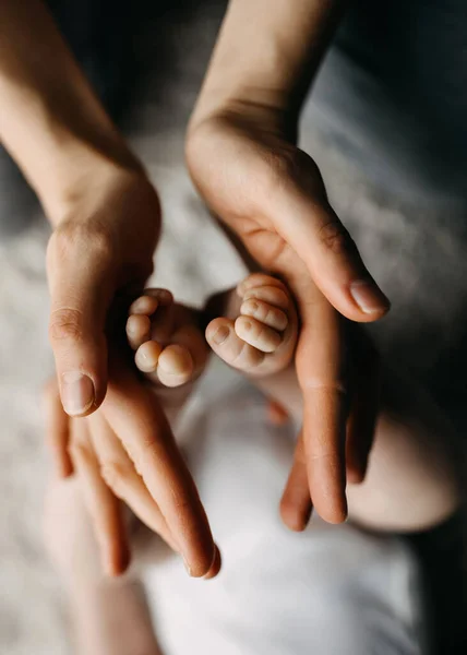 Ibu Tangan Memegang Kaki Anak Yang Baru Lahir Melambangkan Cinta — Stok Foto