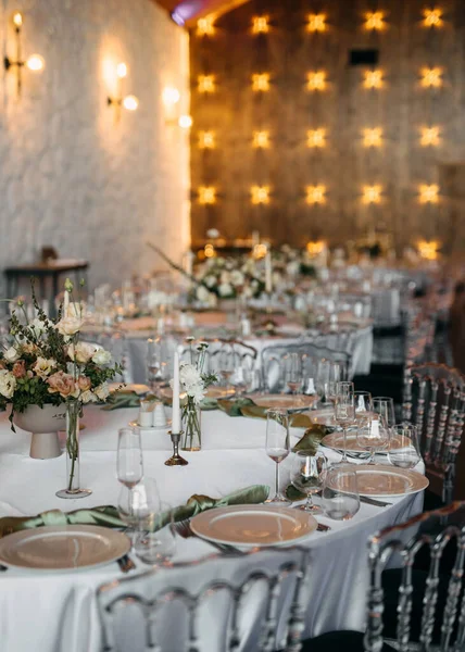 Elegant Sett Bryllupsbord Med Tallerkener Briller Tekstillommetørklær royaltyfrie gratis stockfoto