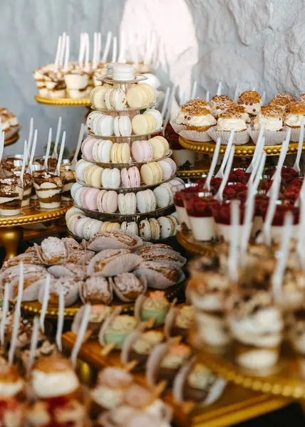 Stolik Deserowy Imprezie Różnorodnymi Słodyczami Złotych Stojakach Candy Bar Weselu Obrazek Stockowy
