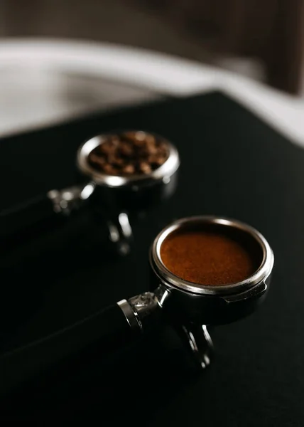 Espressobærbare Filtre Svart Overflate Fylt Med Kaffebønner Den Andre Med stockfoto