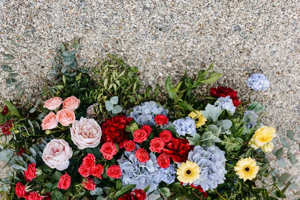Susunan Bunga Berwarna Warni Pada Latar Belakang Kerikil Stok Gambar Bebas Royalti