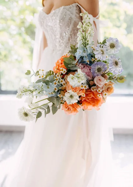 活気に満ちた花束を保持する白いドレスを着た花嫁 ストック画像