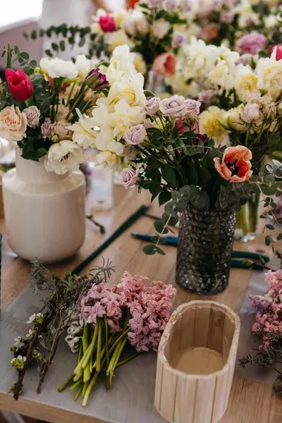 Frisches Blumengesteck Entsteht Bei Einem Floralen Workshop lizenzfreie Stockfotos