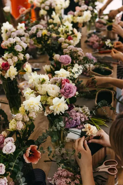 Atelier Aranjament Floral Participanții Care Creează Buchete Fotografie de stoc