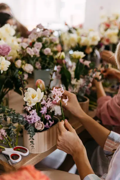 Zbliżenie Widok Rąk Układających Bukiet Różnych Kwiatów Kwiatowym Stole Warsztatowym Obraz Stockowy