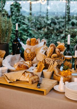 Zarif kırsal ekmek ve taze zanaatkar ekmek ve ekmek çubukları ile atıştırma masası..