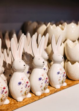 Çiçekli seramik tavşan heykelcikleri.