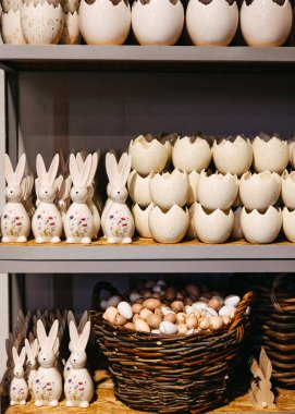 Paskalya seramikleri tavşanlar ve yumurta kabuklarıyla sergilenir.