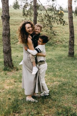 Anne parkta iki oğlana sarılıyor..