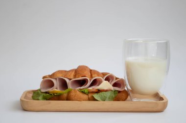 Modern yaşam tarzı için sağlıklı yemek, jambon ve peynirli kruvasan.