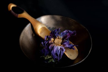 Bakır seramik çay fincanında kurumuş mor nilüfer çayı.