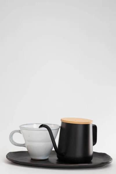 Zurück Wasserkocher Und Hand Gemachte Weiße Keramik Tasse — Stockfoto