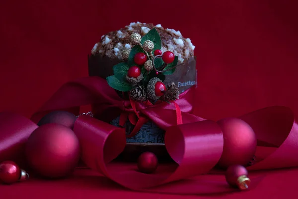 Großaufnahme Panettone Weihnachtskuchen Auf Rotem Hintergrund — Stockfoto