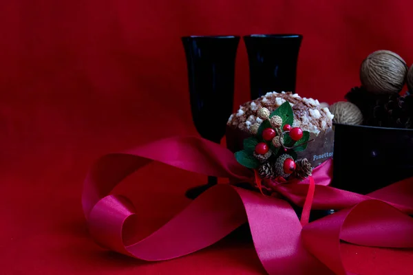 Закрыть Панеттоне Рождественский Торт Красном Фоне — стоковое фото